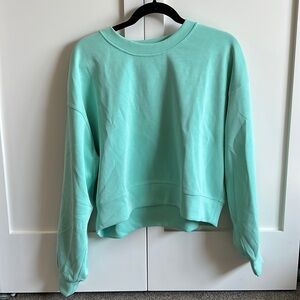 Lululemon turquoise crewneck. Light breathable fabric. Great for working out.
